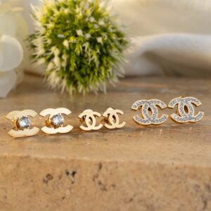 Set x3 Pares de Aretes CH en Oro Laminado 18k – Elegancia Versátil para Cada Día.