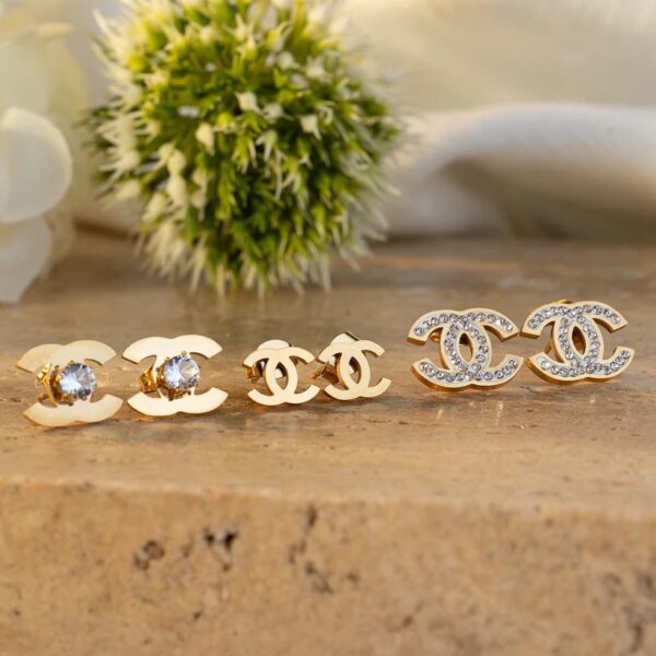 Set x3 Pares de Aretes CH en Oro Laminado 18k – Elegancia Versátil para Cada Día.