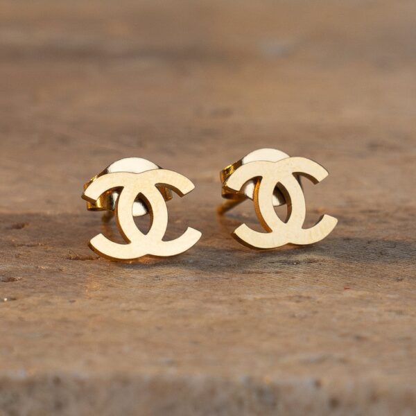 Set x3 Pares de Aretes CH en Oro Laminado 18k – Elegancia Versátil para Cada Día.