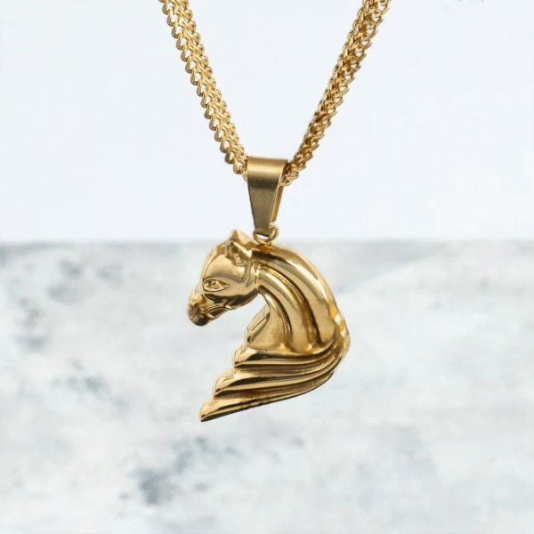 Dije Caballo en Oro Laminado 18k – Fuerza, Elegancia y Libertad