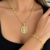 Conjunto Gucci Virgen de Guadalupe Oro Laminado 18K | Fe y Distinción