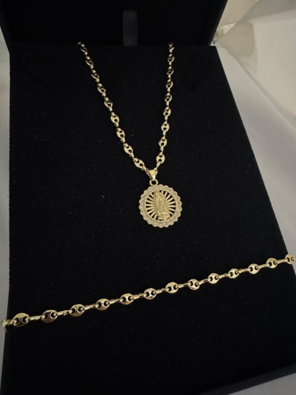 Conjunto Gucci Virgen de Guadalupe Oro Laminado 18K | Fe y Distinción