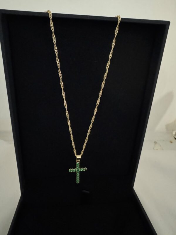 Cadena Singapur con Cruz Verde Esmeralda Oro Laminado 18K | Fe y Elegancia
