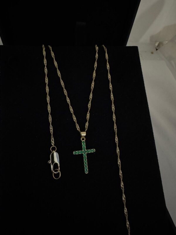 Cadena Singapur con Cruz Verde Esmeralda Oro Laminado 18K | Fe y Elegancia