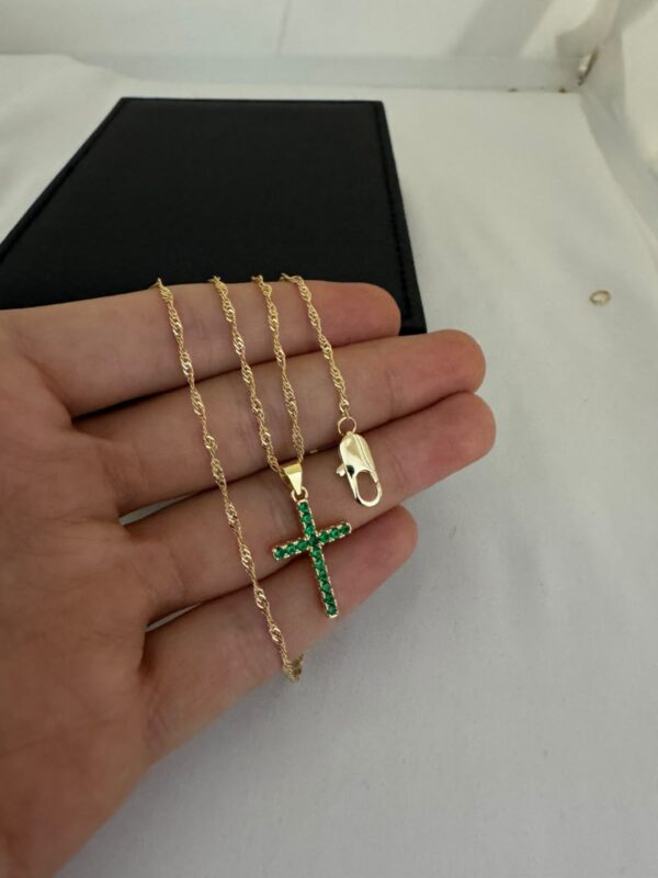 Cadena Singapur con Cruz Verde Esmeralda Oro Laminado 18K | Fe y Elegancia
