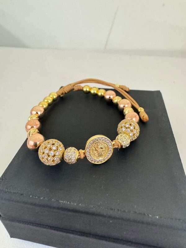 Pulsera San Benito Oro Rosa con Balines y Bola de Fuego Oro Laminado 18K | Fe y Elegancia