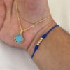 Cadena Singapur Dama 45 cm + Dije Trébol Azul + Pulsera Hilo Azul con Balines Tres Oros Oro Laminado 18K