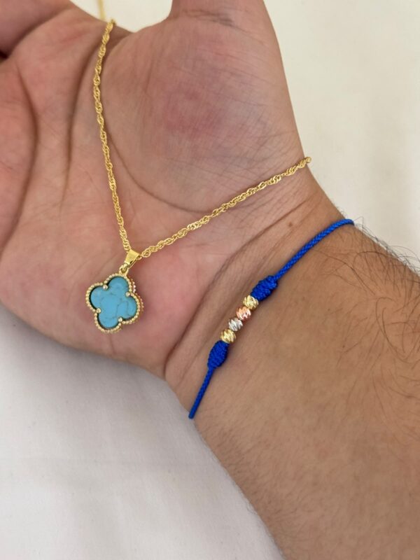 Cadena Singapur Dama 45 cm + Dije Trébol Azul + Pulsera Hilo Azul con Balines Tres Oros Oro Laminado 18K