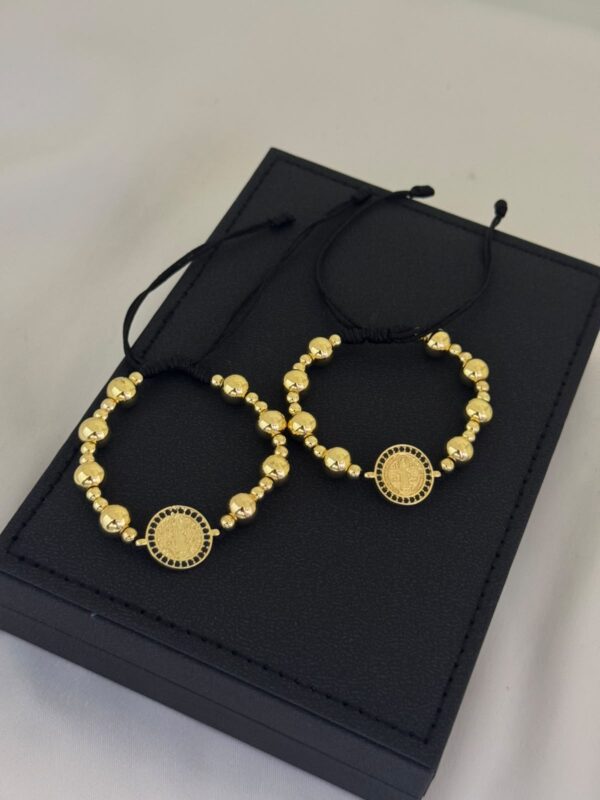 Set de 2 Pulseras San Benito Circones Negros Oro Laminado 18K | Fe y Elegancia