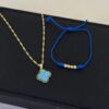 Cadena Singapur Dama 45 cm + Dije Trébol Azul + Pulsera Hilo Azul con Balines Tres Oros Oro Laminado 18K
