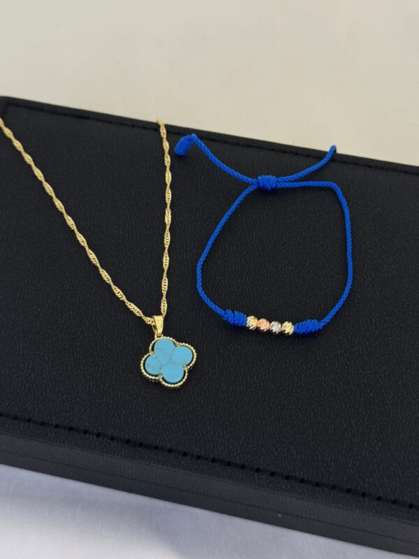 Cadena Singapur Dama 45 cm + Dije Trébol Azul + Pulsera Hilo Azul con Balines Tres Oros Oro Laminado 18K